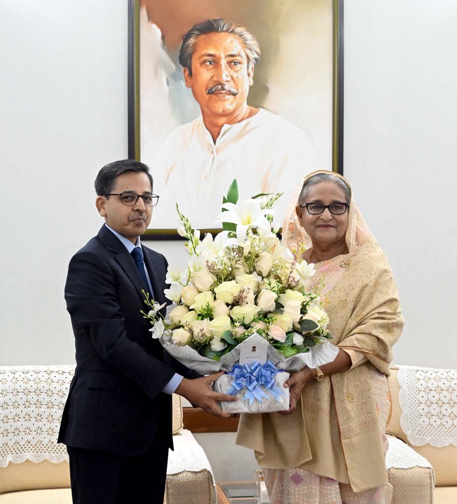 albd1971's tweet photo. India  congratulates PM #SheikhHasina on #election victory, hopes for even stronger momentum in the bilateral partnership in support of each other’s national development.

Indian High Commissioner to Bangladesh Pranay Verma  during his call on PM Hasina today conveyed warm greetings and congratulations on behalf of the government of India and Prime Minister @narendramodi 

#BangladeshPolls #Bangladesh #BangladeshIndiaFriendship 🇧🇩🤝🇮🇳