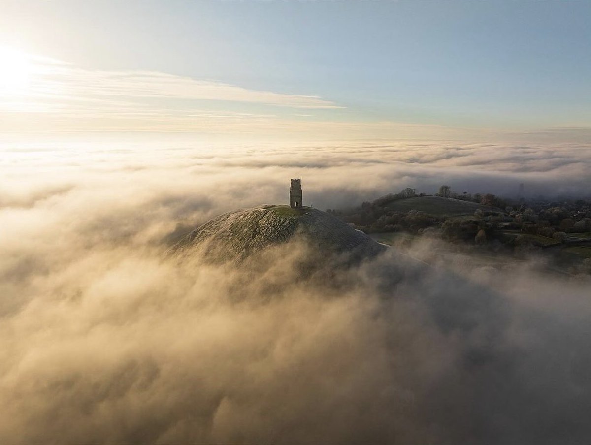 Magical moment of the mists 😍 The first #PictureoftheWeek of 2024 is Daryl Baker’s capture and it’s a beauty. 

Have a good week 💛

#picturesomerset #somersetcool #lovewhereyoulive #somerset #glastonburytor #mondaymood