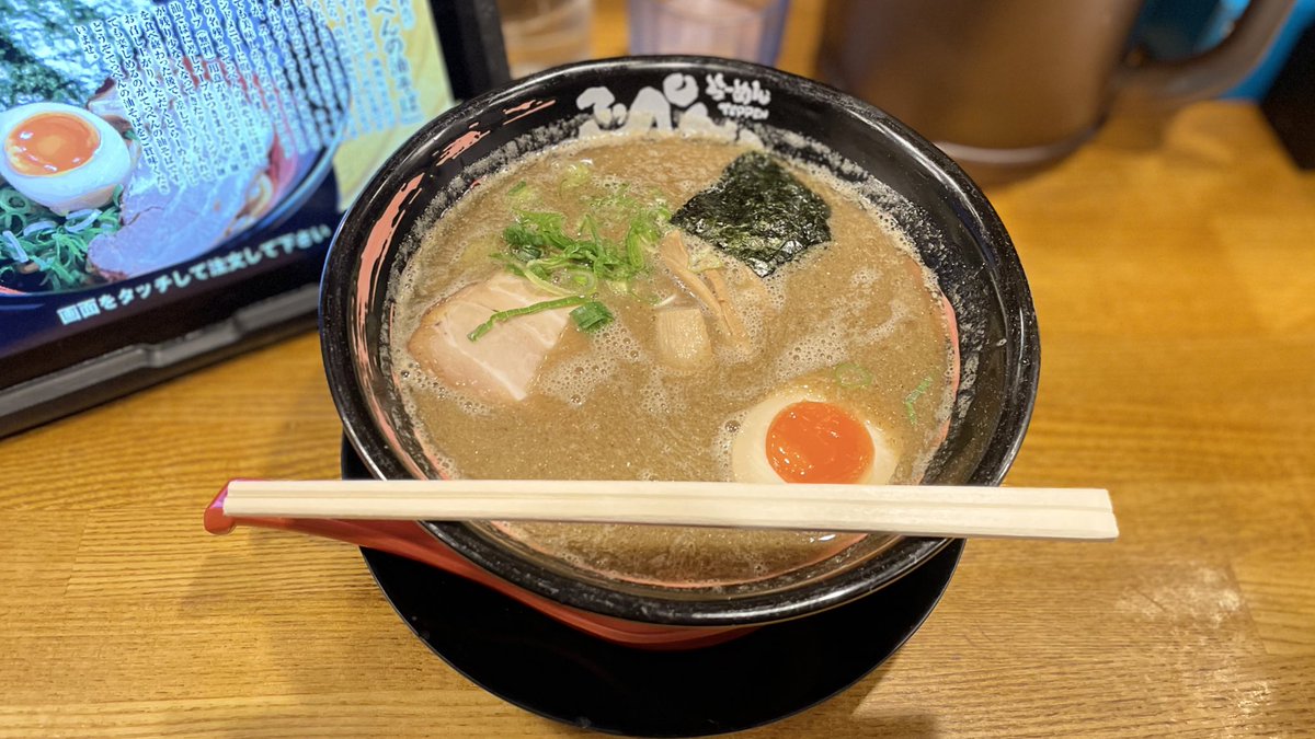 こってり豚骨煮干ラーメンで暖をとる。