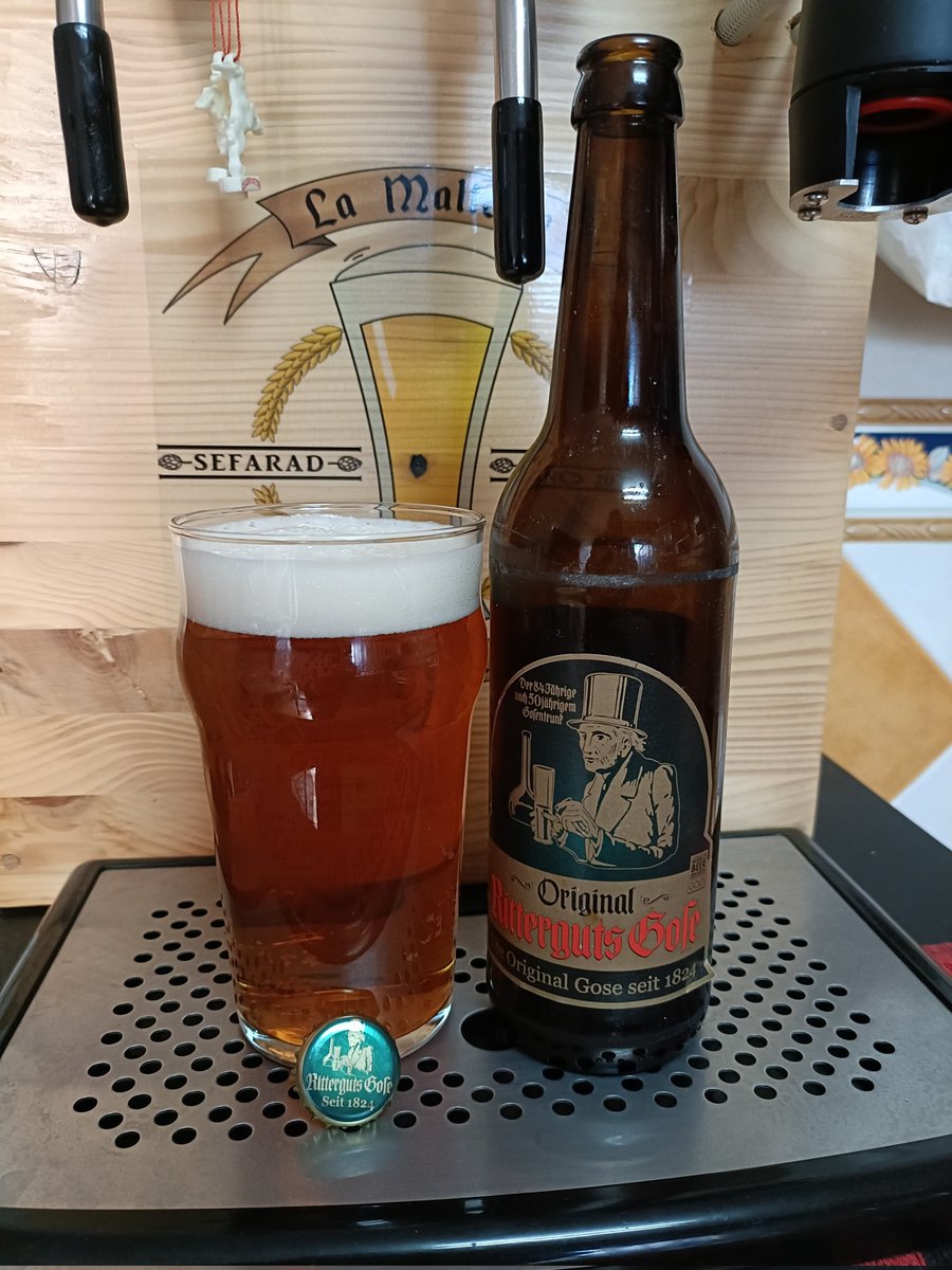 Ritterguts Bofe.
Estilo de cerveza Gose, elaborada desde 1824 con una fermentación abierta que proporciona notas de ácido láctico, algo salado y un poco de dulzor para equilibrar la acidez y hacerla más agradable al paladar.