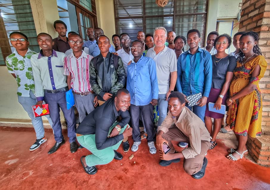 Check out this insightful article on the importance of shifting from instructive to coaching approaches in development. Discover how a holistic and culturally sensitive strategy can unlock the path to prosperity. #Development #CoachingApproach #prosperity
doutti.com/news/revolutio…