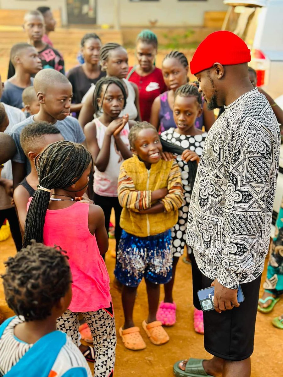 MNduggu's tweet photo. Mpaka boss @YkeeBenda is to spend the entire  day with the @masakakids 💙🌟 #onelove #kyekiliwo #SAFARIALBUM 🔥 https://t.co/ksIO3Tlm9P