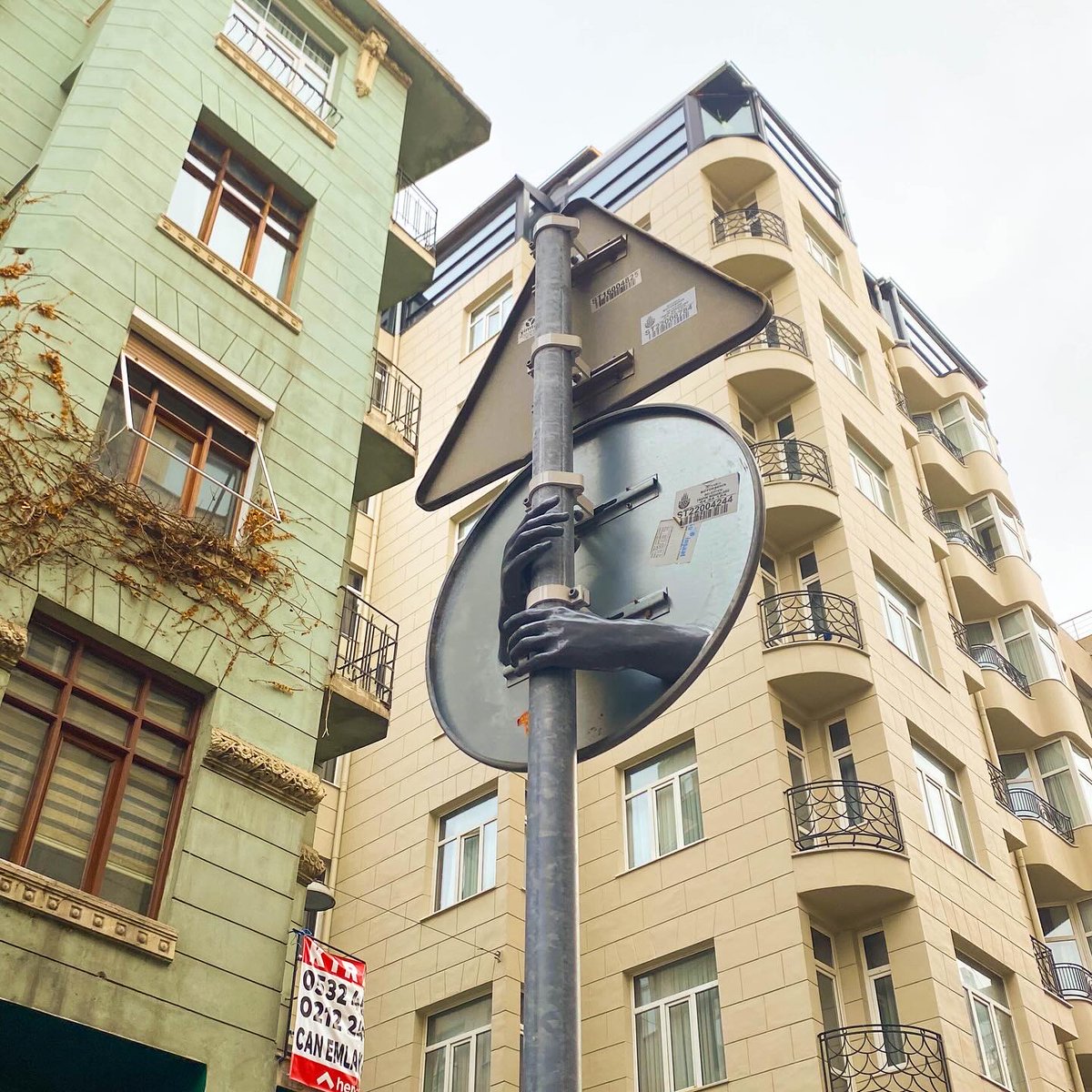 onaranlarkulubu's tweet image. Beyoğlu sokaklarında dolaşırken gözünü dört aç! 👀👀 Çünkü 17 Aralık’ta gerçekleştirdiğimiz #UrbanHacking temalı 3D tasarım maratonundan çıkan tasarımlar sokaktaki yerlerini buldu! 🛠 Tamamı Instagram sayfamızda! 👇instagram.com/p/C11OVaHIWWD/…