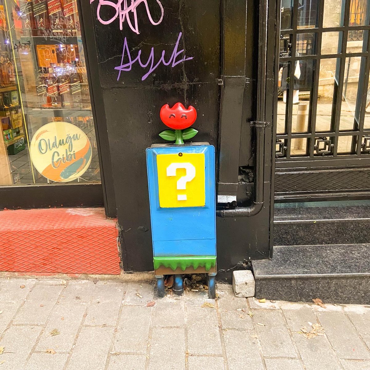 onaranlarkulubu's tweet image. Beyoğlu sokaklarında dolaşırken gözünü dört aç! 👀👀 Çünkü 17 Aralık’ta gerçekleştirdiğimiz #UrbanHacking temalı 3D tasarım maratonundan çıkan tasarımlar sokaktaki yerlerini buldu! 🛠 Tamamı Instagram sayfamızda! 👇instagram.com/p/C11OVaHIWWD/…