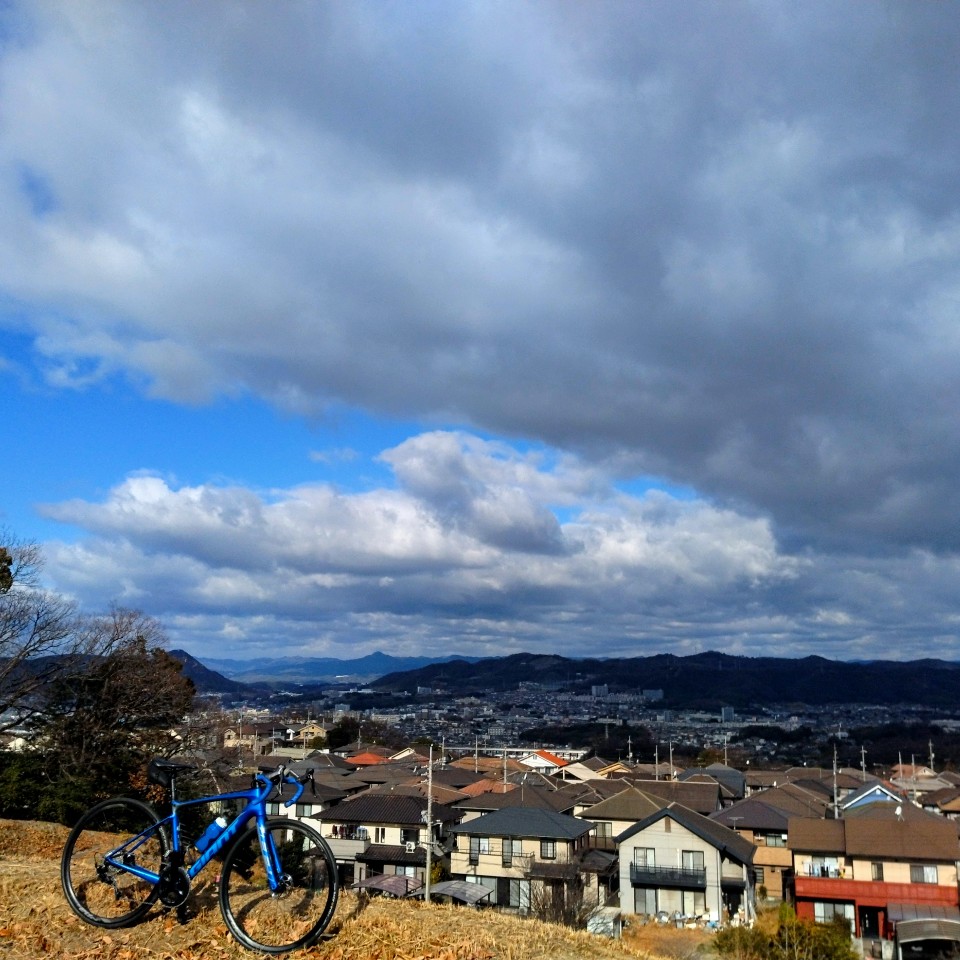 今朝の気温が-1.5℃。あまりの寒さに出かけるのを止めて、暖かくなるのを待ってから出発。
でも、出発してペダルを回しても少しも身体が温まらない。予定を変えて近所の短い坂道を登ってきた。