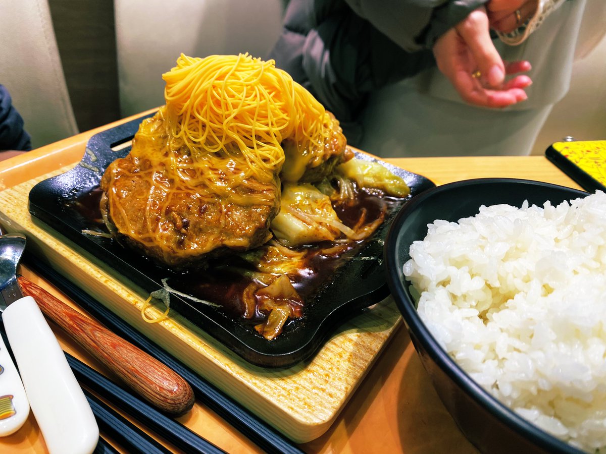 shimo0814's tweet photo. 噂のレディバーグ！
ハンバーグダブルに、チェダーチーズのせ！

#札幌 #札幌グルメ #北海道 #北海道グルメ #ninjadao #CNHDF #nft #cryptoninja #ハンバーグ #B級グルメ #チェダーチーズ #レディバーグ https://t.co/kA2pkwMRv6