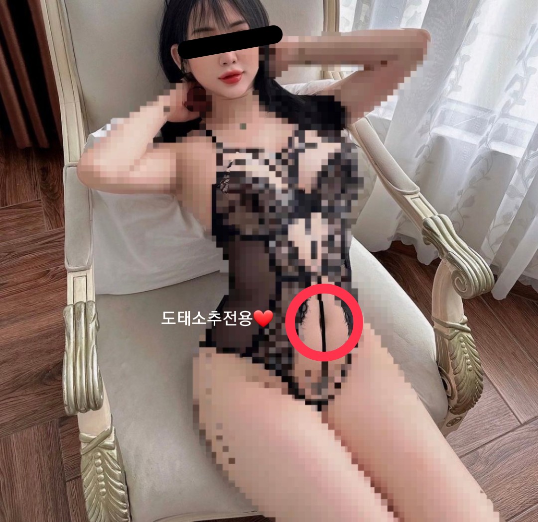 관능적인 손길로 유혹하는 그녀