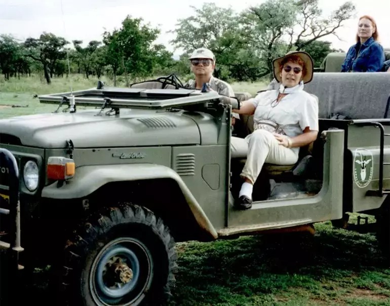 Afrika'ya giden ve kalbini oraya kaptıranlardan birisi de Sanatçı #YükselUzel idi... Güney #Afrika Johannesburg'da yaşıyordu. Afrika'dan sonsuzluğa yürüdü, mekanı cennet olsun...