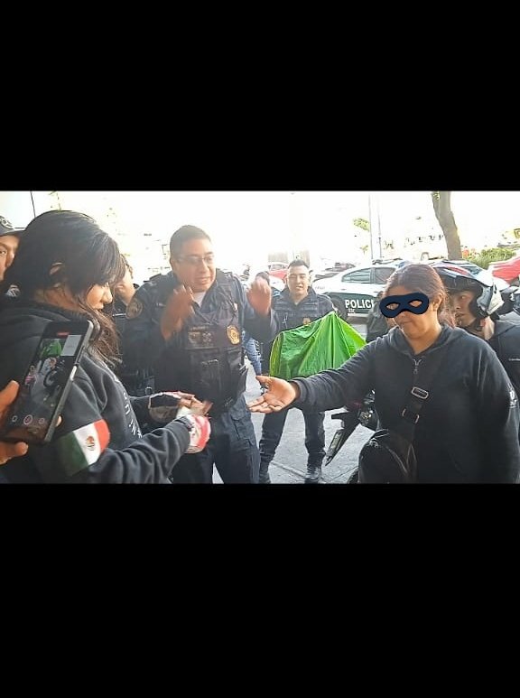 ¿Hicimos algo mal?
Compartimos un pedacito de rosca con ustedes, sin cobrar
Les regalamos un pinche volante  de papel, en blanco y negro, sin cobrar
Les regalamos unas playeras , sencillas con un logo chiquito porque fue para lo que alcanzó, sin cobrar.
Brindamos apoyo, sin