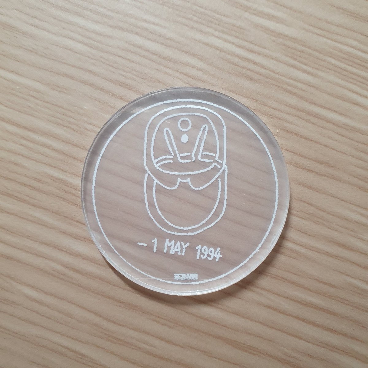 아크릴 그립톡...아직 필름 안 떼서 투명도가 좀 그렇지만 잘 나왔넹 이 녀석은 다음 핸드폰 바꿀 때까지 존버시킨다