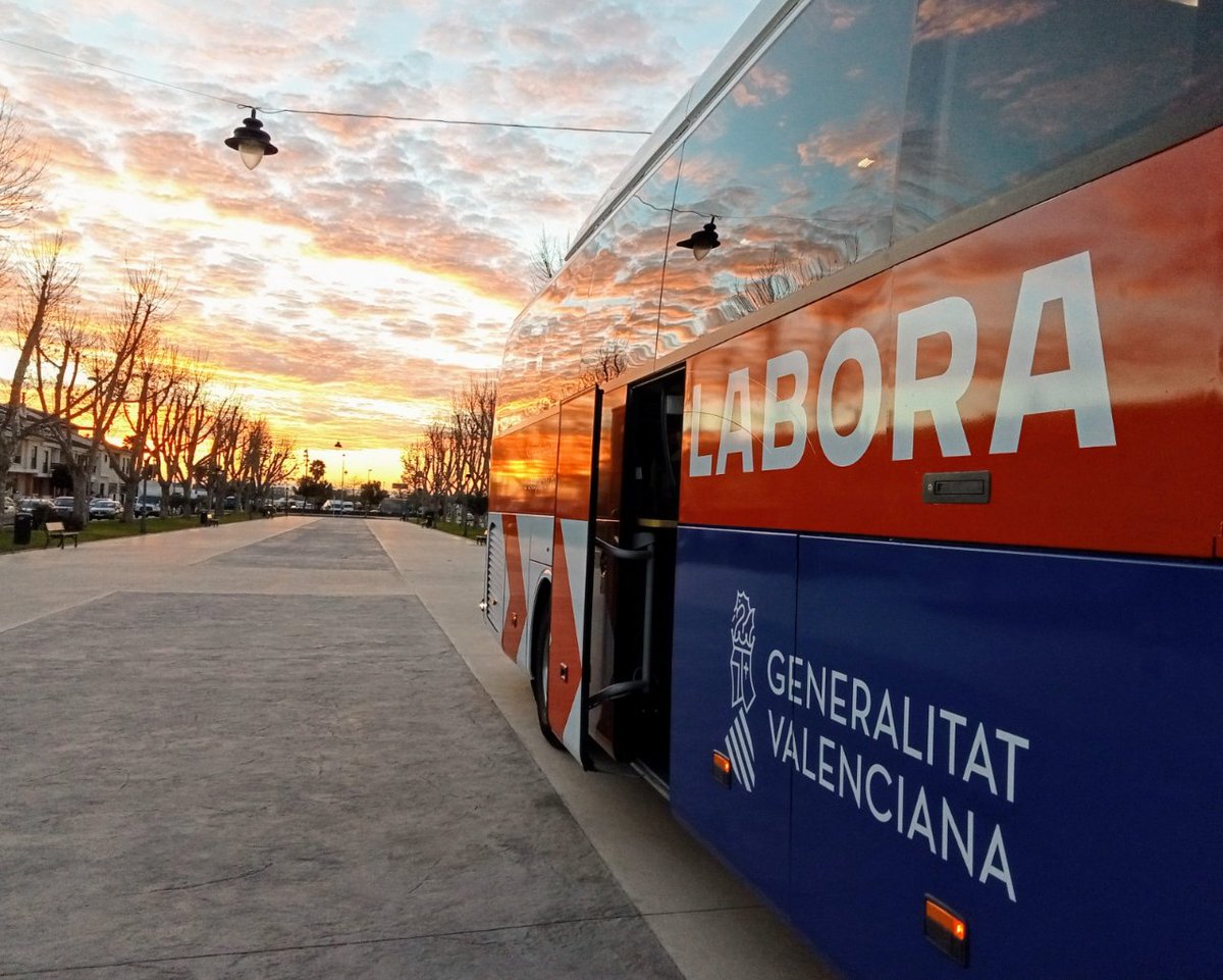 GVAlabora's tweet photo. #BonDia ☀️
MOLT PROMPTE⌛️
Torna 🚌el #BusdeLabora❗
👐🏻Acostem els nostres serveis als pobles de la #Comunitat que NO disposen d'#EspaiLabora
✅Renova el teu #DARDE
✅Busca #formació
✅Demana #orientació...
🚍El #BusdeLabora t'acosta a l'#ocupació💼
#SomLabora https://t.co/VyPO5io3zJ