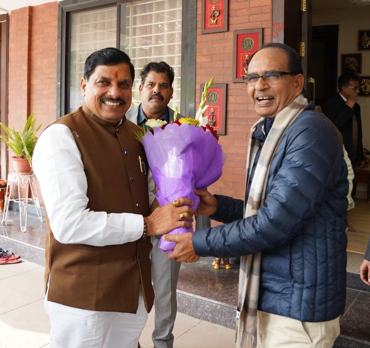 मध्यप्रदेश के मुख्यमंत्री श्री <a href="/DrMohanYadav51/">Dr Mohan Yadav</a> जी से आज निवास पर शिष्टाचार भेंट कर प्रदेश की प्रगति एवं जनकल्याण से संबंधित विभिन्न विषयों पर सार्थक चर्चा की।