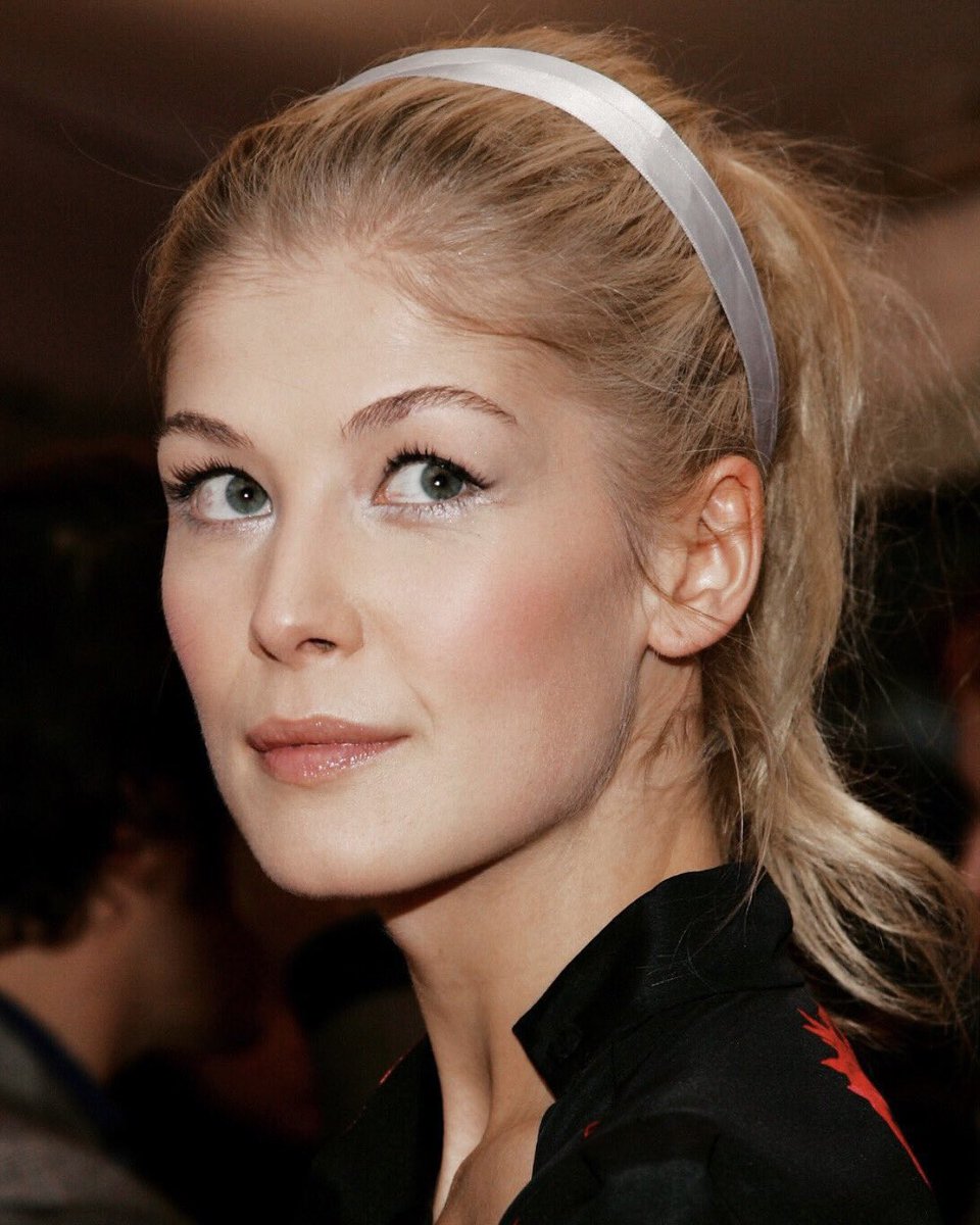 blanketsnpikes's tweet photo. miss rosamund pike just won the #20yearchallenge
this woman is drinking water straight from the fountain of youth https://t.co/Md5Fc85vqZ