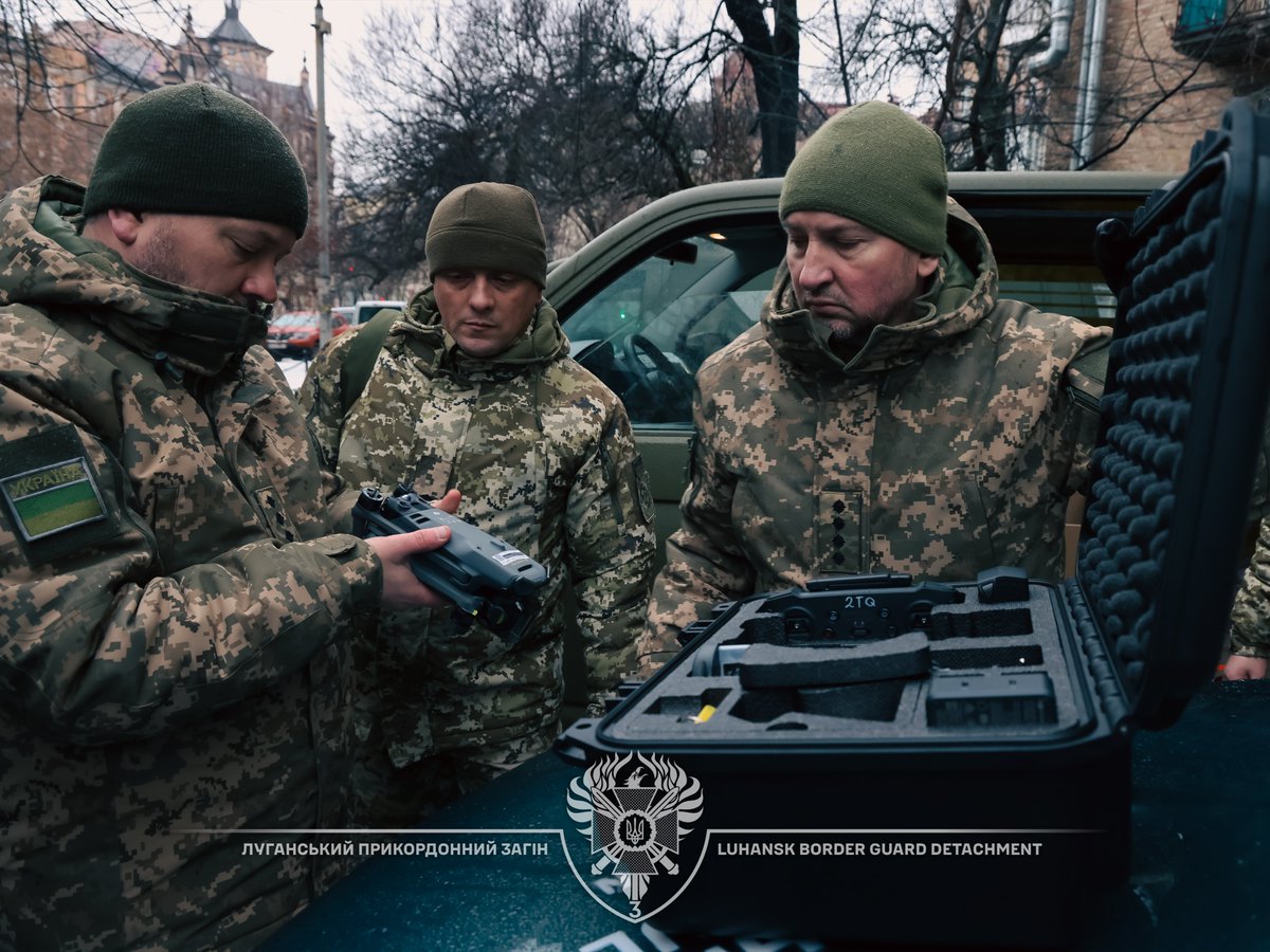 luhanskdpsu's tweet image. 🤝 «Робота волонтера — це виконати запит військовослужбовців», — @serhiyprytula про допомогу Луганським прикордонникам

Чотири автомобілі, два дрони з додатковими батареями та шість тепловізорів на майже 2 мільйони гривень закупив @CharityPrytula для нашого загону