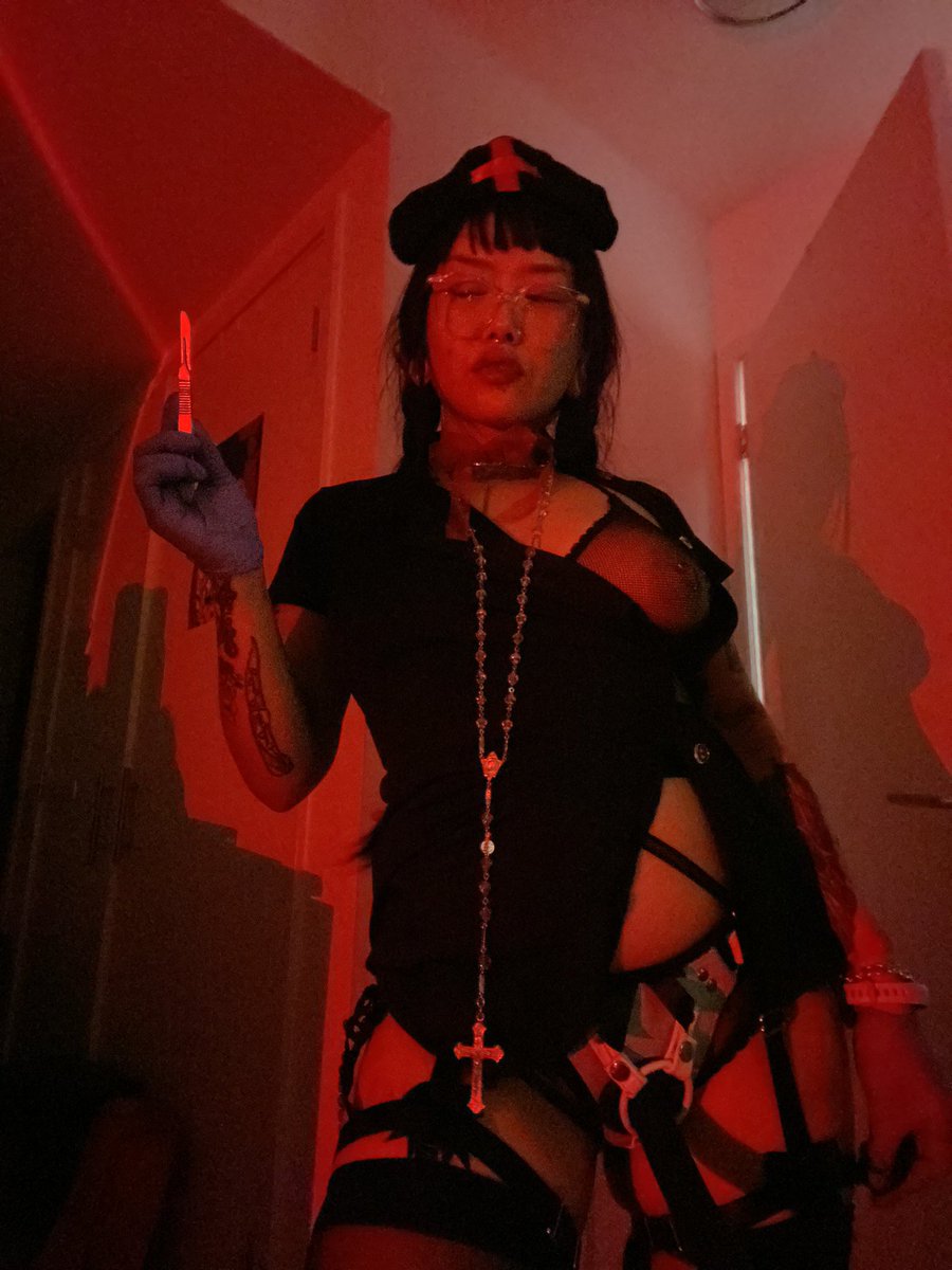 saintpinkchains's tweet photo. don’t worry, i’m here to cut out your heart and with it, all your pain 😌🔪🩸🏥 https://t.co/j99nZu66ih