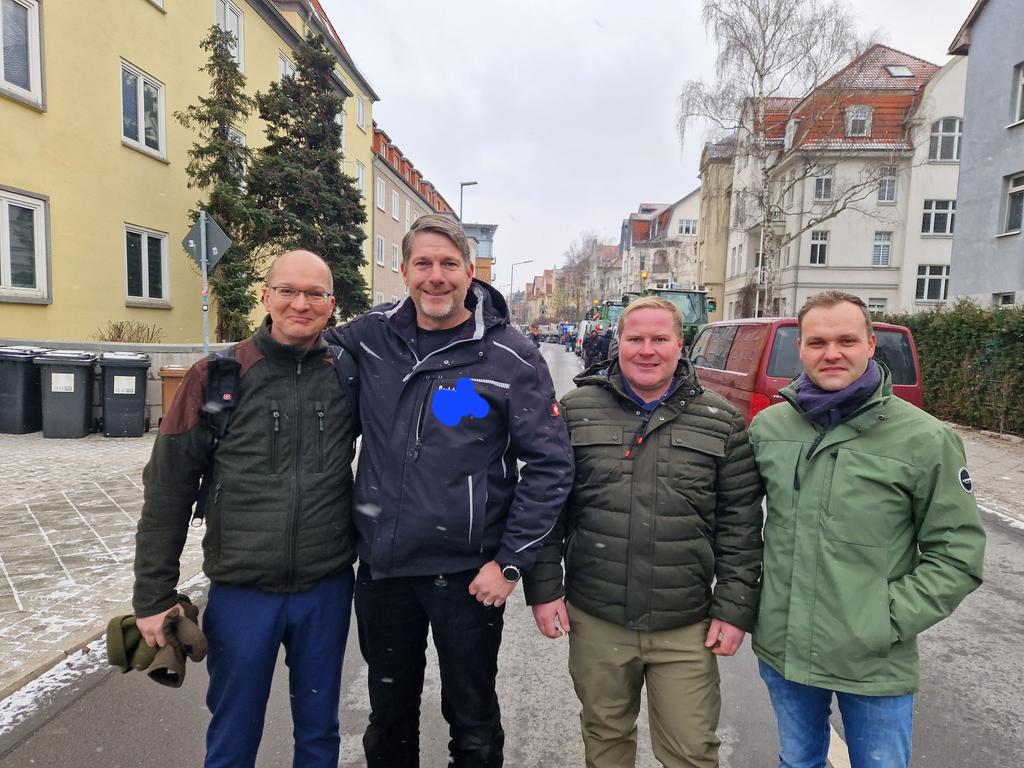 #Bauernproteste ein #Erfurt, #Thueringen. Erste Freunde getroffen. Es sind auch viele Handwerker und Unternehmer unterwegs.
<a href="/DanielHaseloff/">Daniel Haseloff</a>