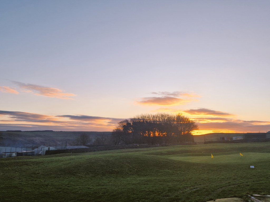 Beautiful sunrise this morning <a href="/RhonddaGolfClub/">Rhondda Golf Club</a> ⛳️