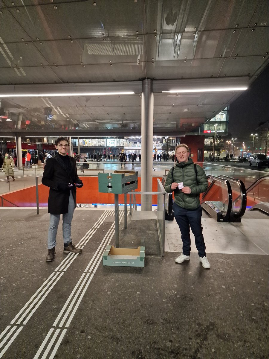 Zudem haben wir die Pendlerinnen und Pendler am Bahnhof Bern mit 🥐 überrascht - das Polit-Jahr 2024 ist definitiv lanciert! #AbstCH24 @Jungfreisinnige @fdp_bern @FDP_Liberalen @RentenVI @ZSichern