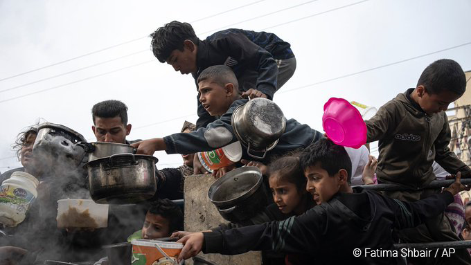 rghelani's tweet photo. The risk of famine is increasing every day in Gaza. Time is running out.  

Three months after the beginning of the conflict, we urgently need a humanitarian ceasefire. https://t.co/mb581nTIc2