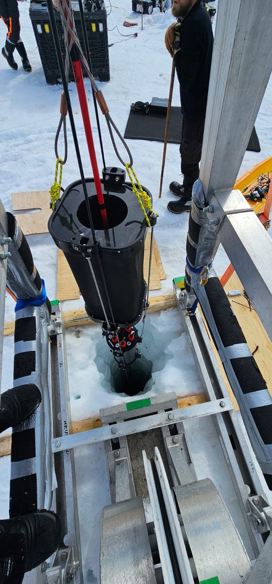 Success at the Fimbulisen Ice Shelf expedition in #Antarctica! After 5 days of scientific work, two separate boreholes, we've finished our scientific programme. Now we are packing down. 📷Tore Hattermann, Norwegian Polar Institute @OceanSeaIceNPI @HotWaterOnIce @BjerknesBCCR