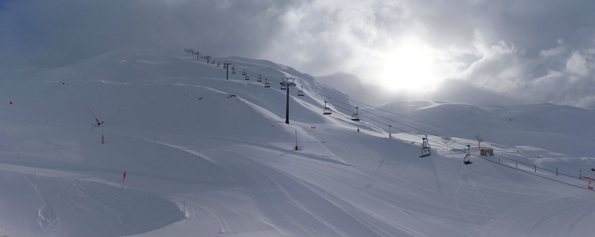 Retour des éclaircies après plusieurs jour de neige sur #valdisere #tignes Toutes les pistes sont ouvertes sauf L, et Tunnel. Ouverture aujourd'hui de la piste Santons sur le massif de Bellevarde