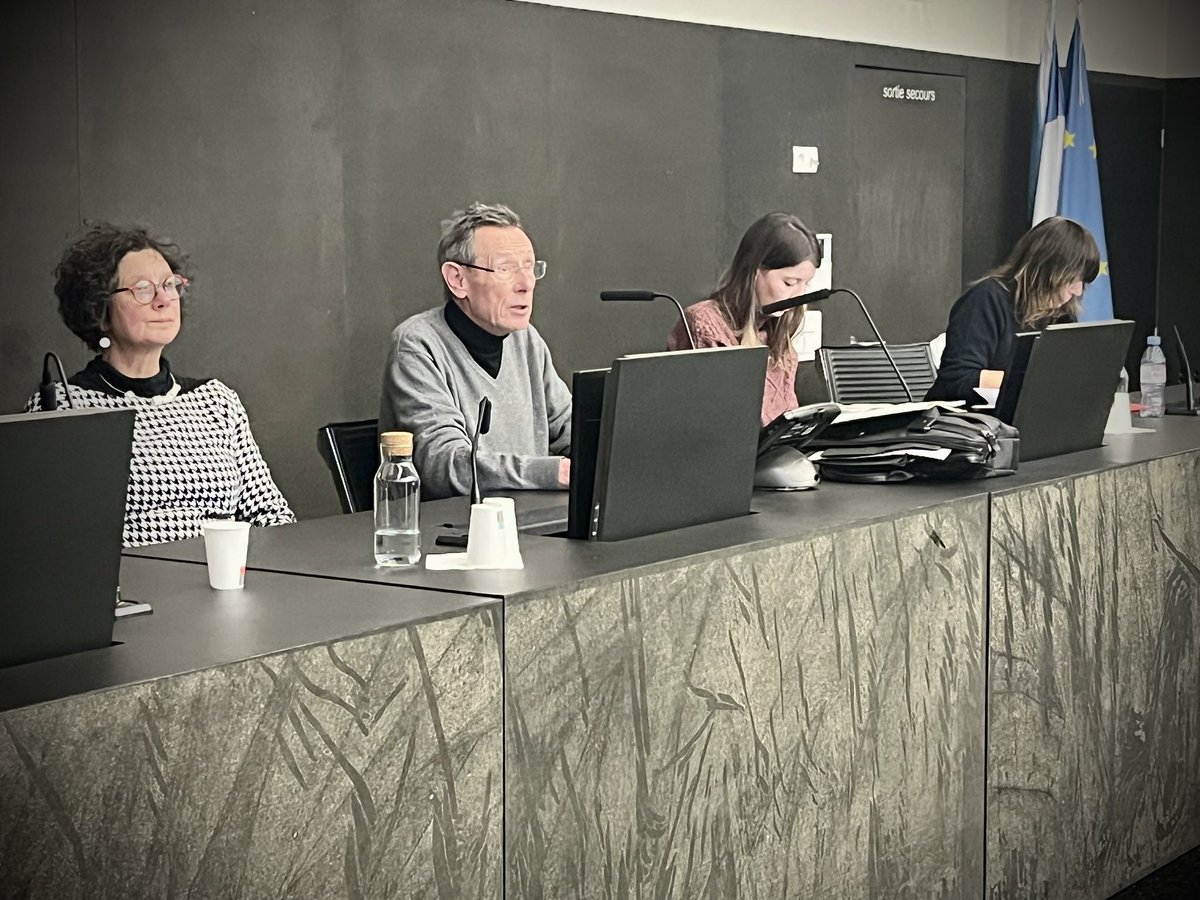 ERAGE_'s tweet photo. La promotion 2024 portera le nom de 
Cécile Kohler, arrêtée avec son compagnon en mai 2022.
Cette affaire est défendue par Maître Thierry Moser avocat au barreau de Mulhouse, présent aujourd’hui aux côtés de la famille de Cécile pour expliquer leur combat. 
#avocats https://t.co/4nkefcJIFe