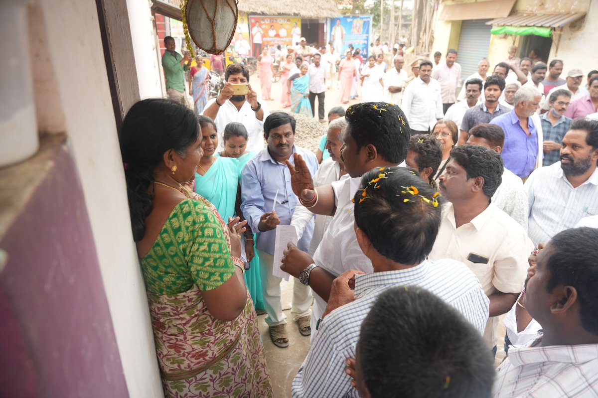 JaggireddyYSRCP's tweet photo. అభివృద్ధి పథంలో పరుగులు పెడుతున్న కొత్తపేట నియోజకవర్గం.

నియోజకవర్గాన్ని అభివృద్ధిలో అగ్రగామిగా నిలపాలన్న కృత నిశ్చయంతో పని చేస్తున్న ఎమ్మెల్యే చిర్ల జగ్గిరెడ్డి గారు.

#AdminPost #ChirlaJaggiReddy #YSJaganCares #YSRPensionKanuka #Kothapeta #GadapaGadapaprogram #AndhraPradesh https://t.co/TxBN9YY6uD