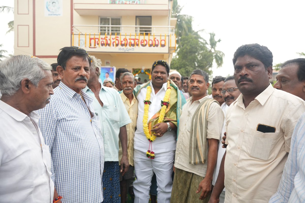 JaggireddyYSRCP's tweet photo. అభివృద్ధి పథంలో పరుగులు పెడుతున్న కొత్తపేట నియోజకవర్గం.

నియోజకవర్గాన్ని అభివృద్ధిలో అగ్రగామిగా నిలపాలన్న కృత నిశ్చయంతో పని చేస్తున్న ఎమ్మెల్యే చిర్ల జగ్గిరెడ్డి గారు.

#AdminPost #ChirlaJaggiReddy #YSJaganCares #YSRPensionKanuka #Kothapeta #GadapaGadapaprogram #AndhraPradesh https://t.co/TxBN9YY6uD