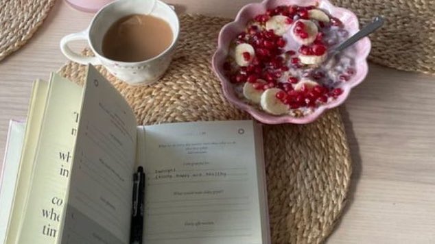 chanelkake's tweet photo. coffee &amp; reading ♡ https://t.co/CjXzsiDzXs