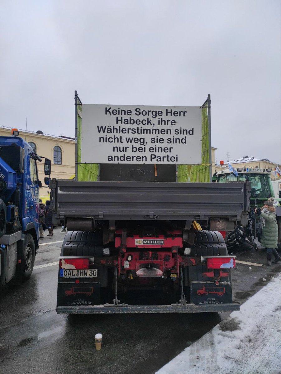 ehrlichetweets's tweet photo. #Bauernproteste in München (Odeonsplatz) am 08.01.2024

"Keine Sorge, Herr Habeck, ihre Wählerstimmen sind nicht weg, sie sind nur bei einer anderen Partei"

#Habeck #Waehlerstimmen #Bauernaufstand #muc0801 https://t.co/AY8qQovRix