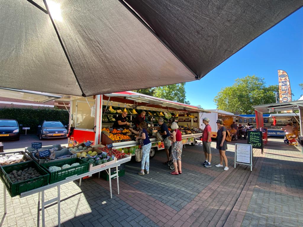 De weekmarkt in Lochem is vanaf aanstaande woensdag 10 januari terug op de oude vertrouwde plek. De grote Markt is aangepakt en weer klaar om wekelijks de kramen van de verschillende ondernemers te ontvangen. De marktondernemers heten u van harte welkom!