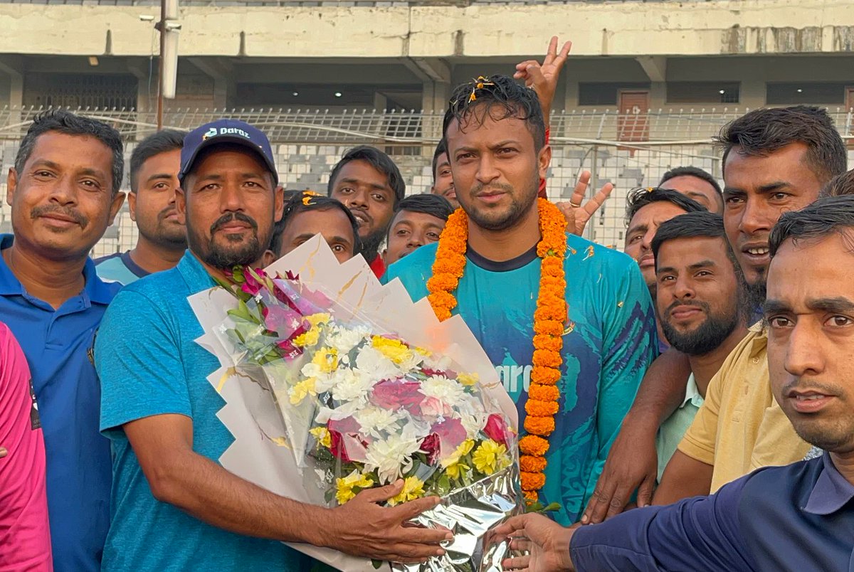 🏏🇧🇩 Grand welcome for Shakib al Hasan at Mirpur Stadium! Post his national election win, groundskeepers honor him with a guard of honor. #BangladeshElection