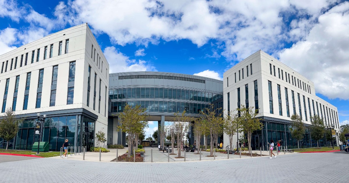 UCFDowntown's tweet image. ✨✨Welcome back, Knights! 🚀 The Spring 2024 semester has arrived, and with it comes the promise of new possibilities, uncharted territories, and the opportunity to unleash your potential. 💡

🚀🎓 #UnleashingPotential #NewBeginnings