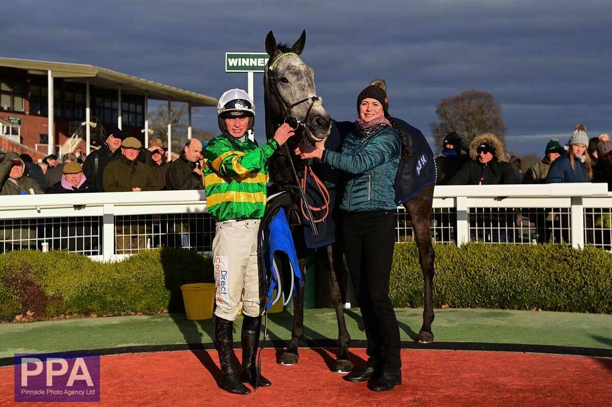 🏇 - 𝗥𝗔𝗖𝗘 𝗧𝗪𝗢 𝗪𝗜𝗡𝗡𝗘𝗥 - 🏇 Victory for Joyeuse, ridden by James Bowen and trained by @sevenbarrows wins the @blackdownmotor Maiden Hurdle at @TauntonRacing @wmnsport @somlivesport @HiggsonHorses @WMNHorses @RacingPost @RacingTV