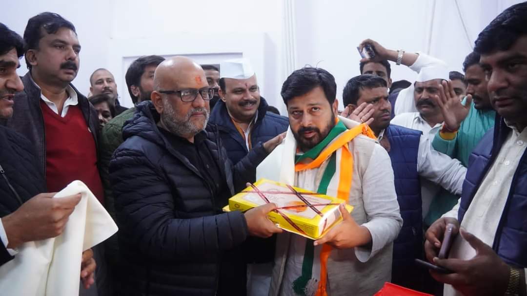 VasimAnsaricong's tweet photo. #UPJodoYatra के तहत सहारनपुर से लखनऊ तक (लगभग 700 km,18 दिन)की यात्रा पूर्ण करने के पश्चात हम सब के अभिभावक प्रदेश अध्यक्ष श्री @kashikirai जी के द्वारा अंग वस्त्रम पहनकर सम्मानित किया गया।
(हम जैसे आम कार्यकर्ताओं के लिए आपका यह प्यार स्नेह व आशीर्वाद, प्रेरणा का काम करता है) https://t.co/auDoKIqd9o