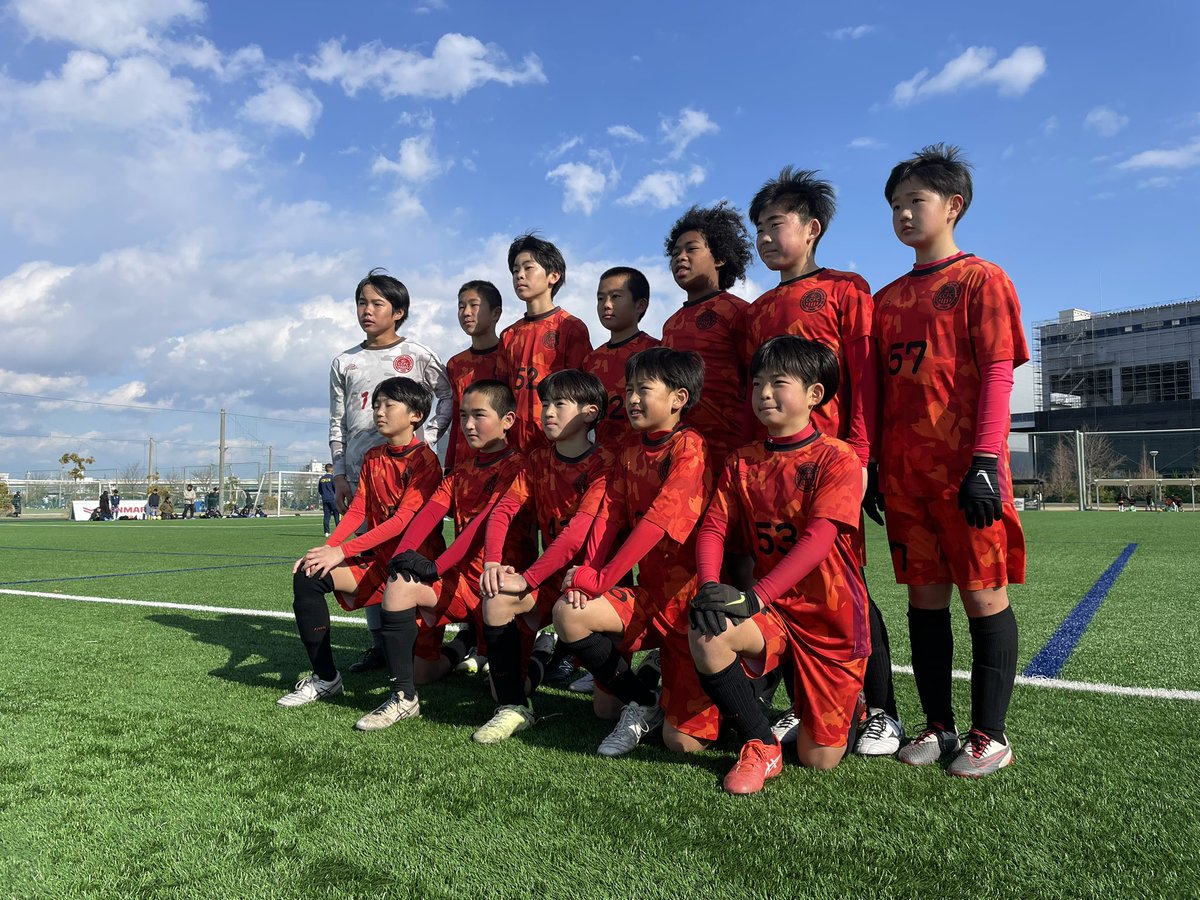 RytWorld's tweet photo. ここは来るたびに思うが、
全方位サッカーで溢れかえっている。
食堂ですら名前が『TOUCH LINE』
保護者の多くはルース。やはりおしゃれ。
ただ、堺でGOLF NUTのパーカーを着てたおじさんが個人的にファッショニスタ。

今回の大阪も多く学んだ。
イメージがまた膨らみました。
選手達に感謝です。 https://t.co/dwkg0cAjMJ
