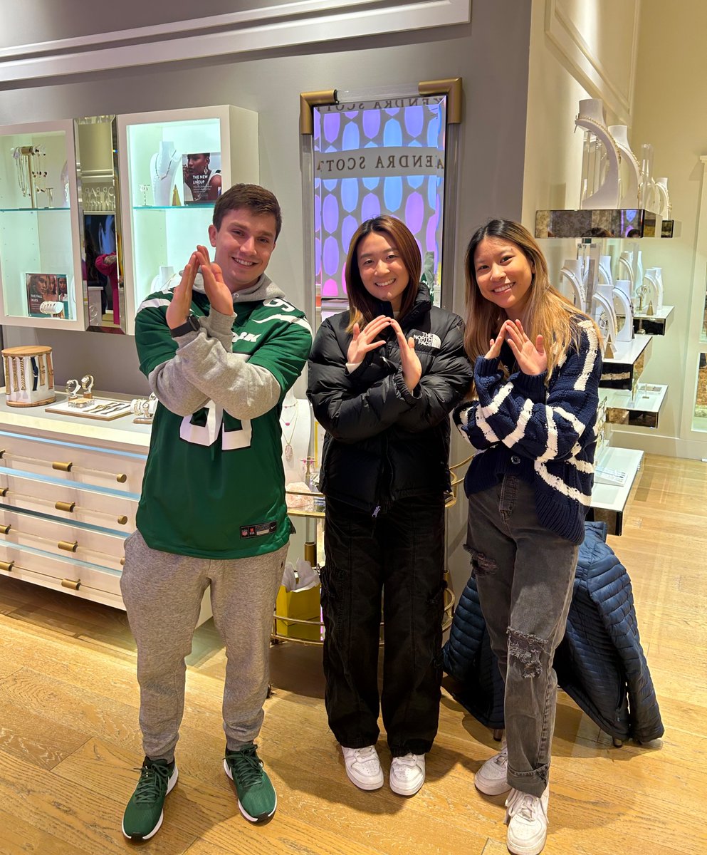 plsc_bcrf's tweet photo. Taking a trip down memory lane to our incredible #BreastCancerAwarenessMonth in October! 💖

@KendraScott stores across the U.S. united with their communities to host stands for breast cancer research. 🌟 

Check out the fantastic turnout at their Chicago location! 🙌 https://t.co/wFvFHzkIJG
