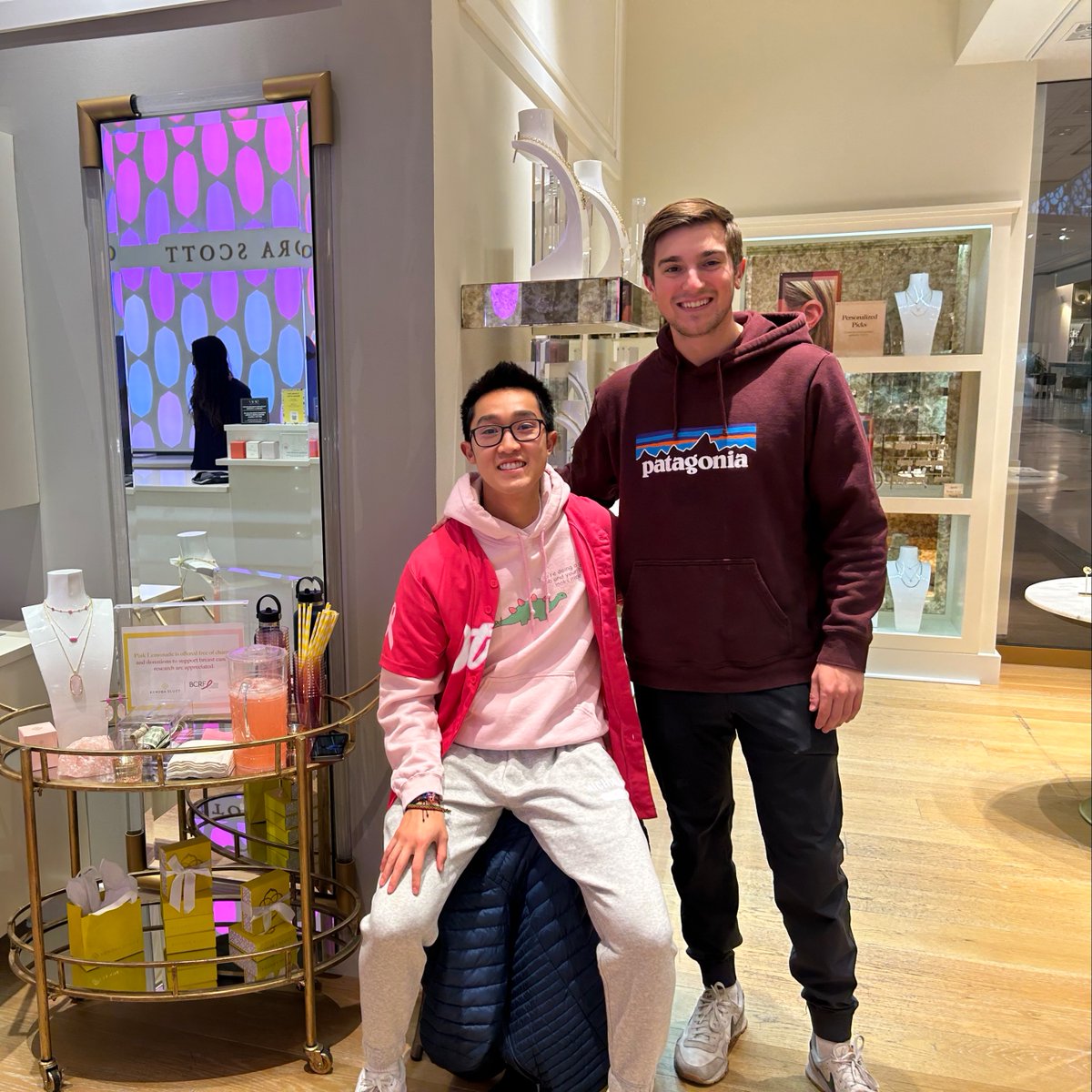 Taking a trip down memory lane to our incredible #BreastCancerAwarenessMonth in October! 💖 @KendraScott stores across the U.S. united with their communities to host stands for breast cancer research. 🌟 Check out the fantastic turnout at their Chicago location! 🙌