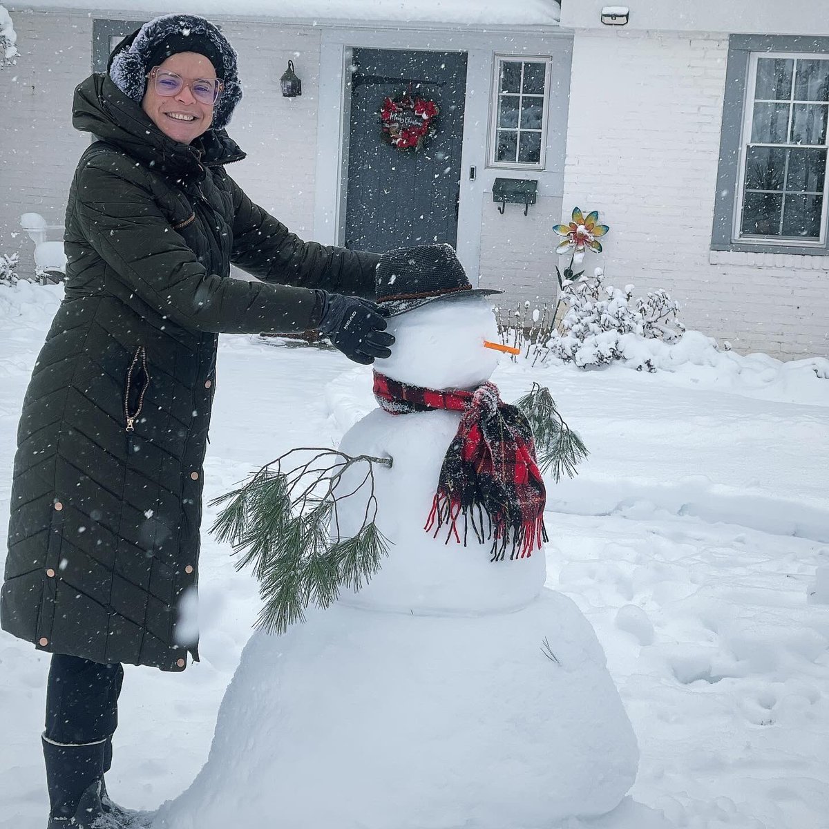 When life gives you snow, build a snowperson ⛄️ This African Islander girl builds her first snow snowperson after decades of enduring winter and snow. If you can’t beat them, out-joy them.