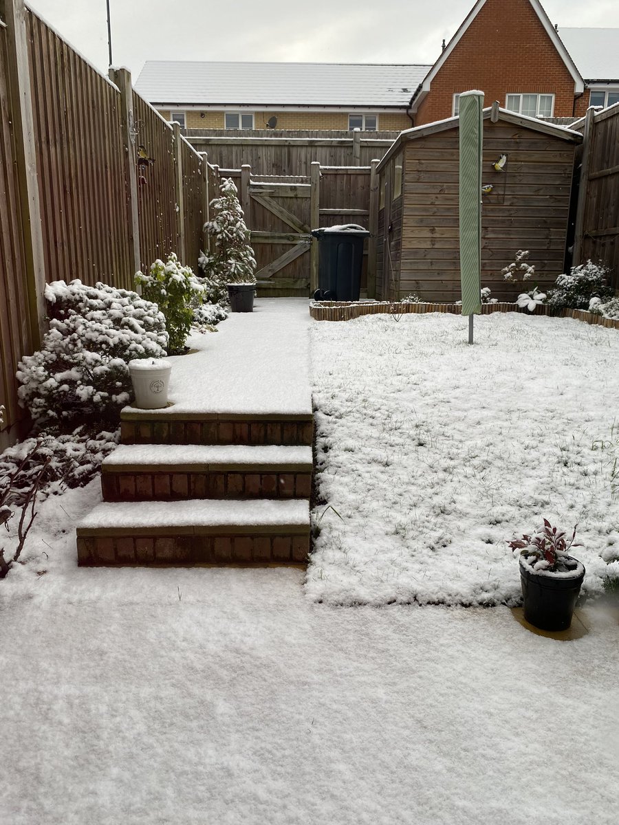 McCloy15's tweet photo. A couple of hours snowfall has amounted to this here in Borough Green @LondonSnowWatch ❄️❄️❄️ #uksnow #boroughgreen #kentsnow https://t.co/i02Lx5RpNS