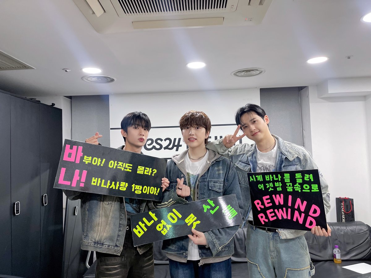 _B1A4OFFICIAL's tweet photo. [#B1A4Story] COMEBACK SHOWCASE 📸

오랜만에 바나들과 함께라서 더욱 즐거웠던 컴백 쇼케이스❤
1분 1초가 너무 빨리 지나가서 아쉬웠지만 앞으로 더 멋진 무대들이 준비되어 있으니 이번 활동도 기대 많이 해주세요🥰

#B1A4
#REWIND #CONNECT
#CONNECTWITHB1A4 https://t.co/TFAUTdFSKm