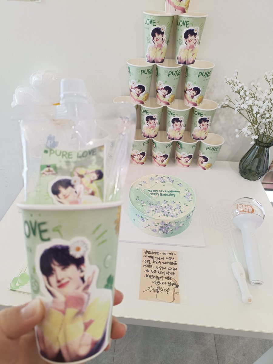howbread108's tweet photo. 1/8
초록초록한 생카 너무 귀여워🥹
생카 투어 마무리 되었습니다
병주야 생일축하해🍞🎂🥰
#병주꽃_피워봐_참좋아
#Blooming_BYUNGJOOday https://t.co/lboiX5WZnE