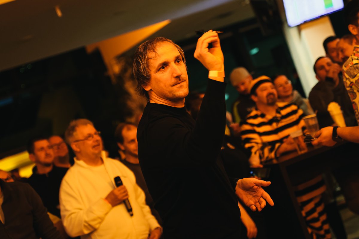 DynamoDresden's tweet photo. Mehr als neun Stunden Darts, rund 200 Teilnehmer und eine Stimmung fast wie im „Ally Pally“: Das 4. E-Darts-Turnier der SGD im @RHStadion war eine runde Sache. Auch für Thomas #Neubert, dem nicht nur Bälle und Maulwurfshügel gehorchen. 🎯👉 https://t.co/wTdurhGDma #sgd1953 https://t.co/8FCXvKIDNk