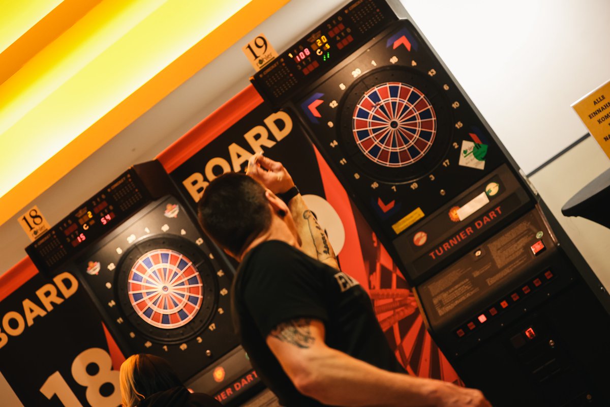 DynamoDresden's tweet photo. Mehr als neun Stunden Darts, rund 200 Teilnehmer und eine Stimmung fast wie im „Ally Pally“: Das 4. E-Darts-Turnier der SGD im @RHStadion war eine runde Sache. Auch für Thomas #Neubert, dem nicht nur Bälle und Maulwurfshügel gehorchen. 🎯👉 https://t.co/wTdurhGDma #sgd1953 https://t.co/8FCXvKIDNk