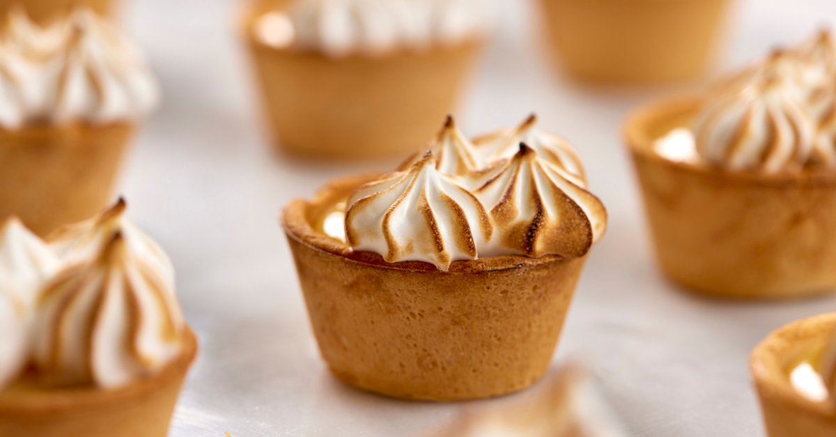 This year make your customer's Valentines Day extra sweet with @SamanthaRain21' stunning lemon meringue canapés 🍋 To achieve the perfect sour flavour, Samantha has used @sosaingredients' natural lemon paste 💛 Get your hands on this recipe here: hubs.ly/Q02fBWC10 ✨