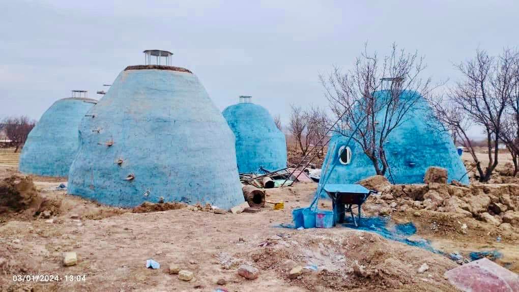 Rahmatullahras7's tweet photo. Afganistan'da depremzedelere yapılan acil evler.
Afganistan'ın İran sınırında bulunan Herat vilayetinde 7 Ekim'de ard arda meydana gelen depremler yaklaşık 2 bin 500 kişinin ölümüne yol açmıştı.
Yurtdışındaki afganlardan gelen yardımlara yapılan evler sosyal medyada göndem oldu. https://t.co/R8bgExs2es