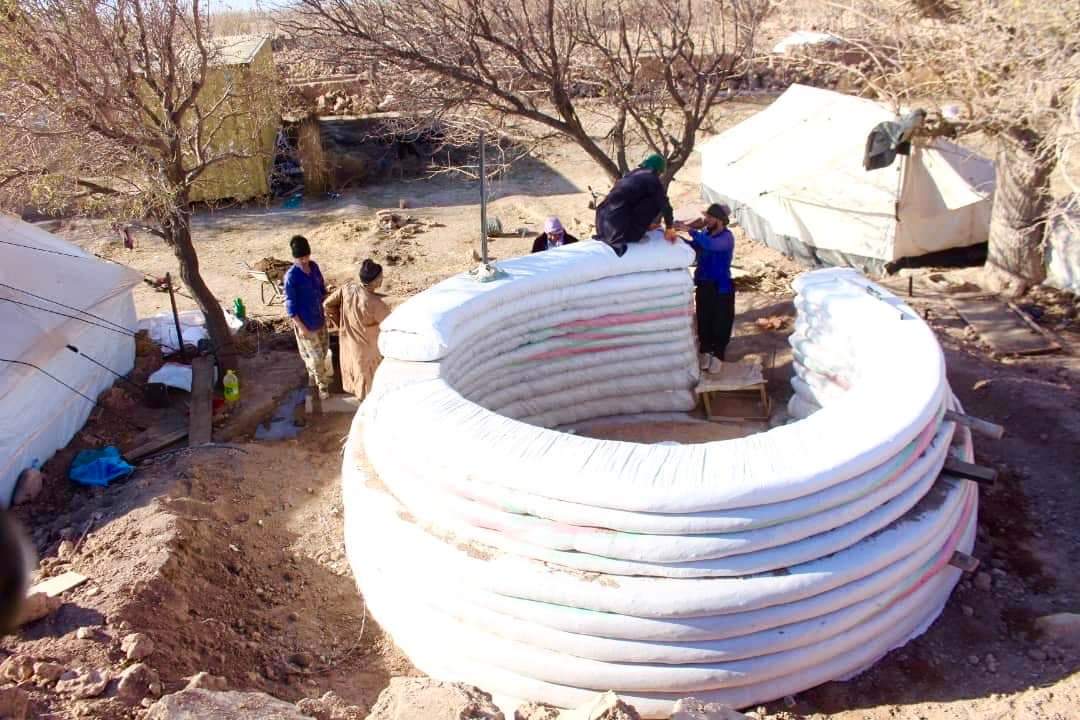 Rahmatullahras7's tweet photo. Afganistan'da depremzedelere yapılan acil evler.
Afganistan'ın İran sınırında bulunan Herat vilayetinde 7 Ekim'de ard arda meydana gelen depremler yaklaşık 2 bin 500 kişinin ölümüne yol açmıştı.
Yurtdışındaki afganlardan gelen yardımlara yapılan evler sosyal medyada göndem oldu. https://t.co/R8bgExs2es