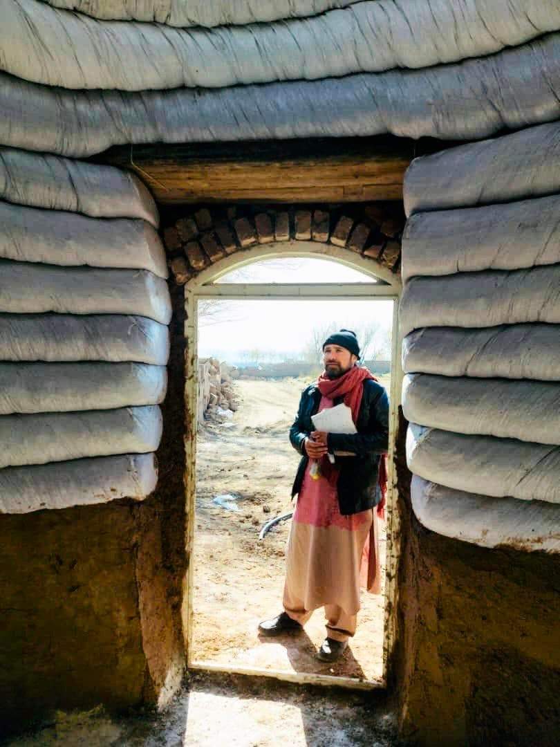 Rahmatullahras7's tweet photo. Afganistan'da depremzedelere yapılan acil evler.
Afganistan'ın İran sınırında bulunan Herat vilayetinde 7 Ekim'de ard arda meydana gelen depremler yaklaşık 2 bin 500 kişinin ölümüne yol açmıştı.
Yurtdışındaki afganlardan gelen yardımlara yapılan evler sosyal medyada göndem oldu. https://t.co/R8bgExs2es