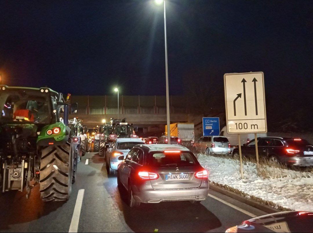 📍#Langenhagen ➖  #Bauernprotest 🗓 #D_08_01_2024

"Und Fahrt auf der Walsroder Str. Höhe Autobahn A2, inklusive frischem Protestkuchen. Lecker!"

#FreieNiedersachsen