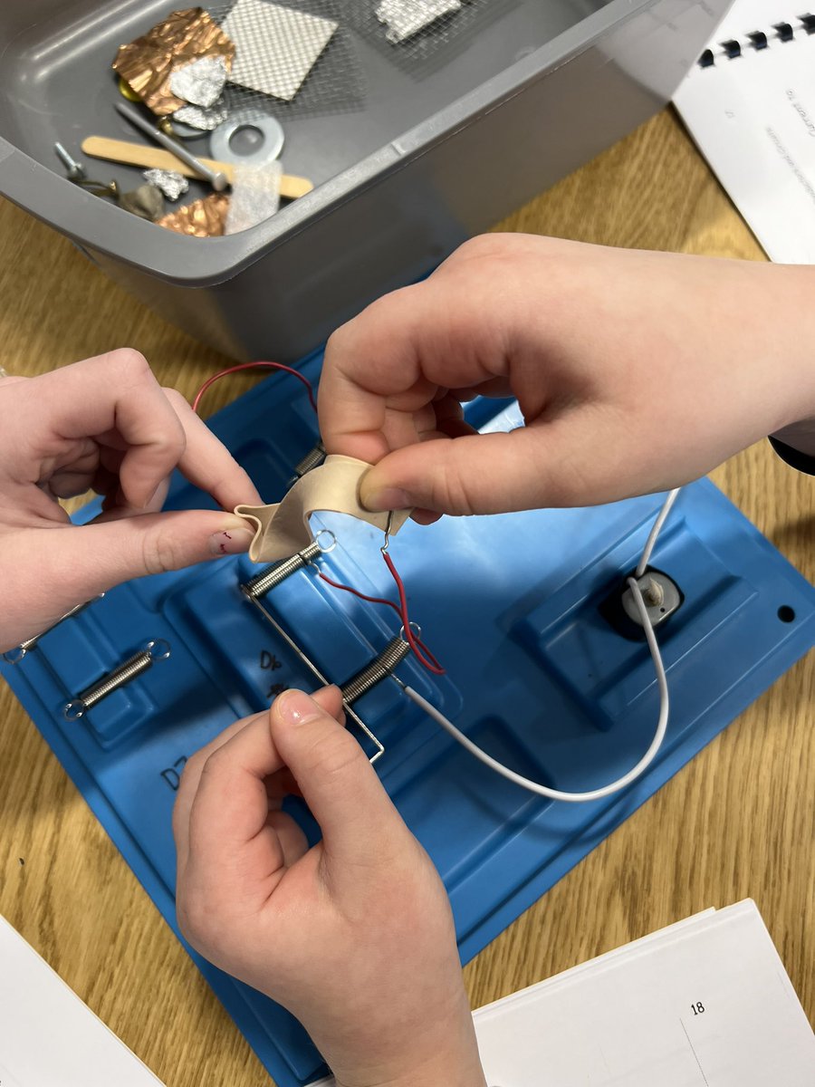 Grecco216's tweet photo. What is needed to make a complete pathway for currents to flow in a circuit? ⚡️🔋 #PantherPride🐾 https://t.co/EYA72WLmAc